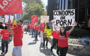 California thông qua dự luật dùng bao cao su khi đóng phim sex