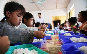 Phải cử người ăn thử thực phẩm trước khi cho học sinh ăn