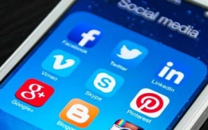 Một thanh niên bị bong võng mạc vì nhắn tin ngày đêm