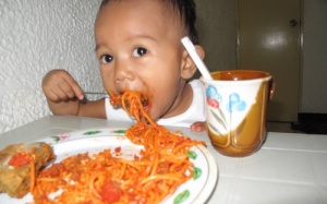 Con ăn, sao phải ép?