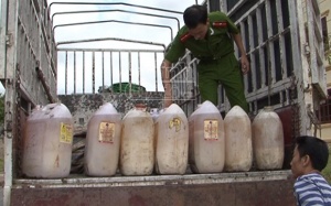 Tạm giữ 600 lít mỡ động vật không rõ nguồn gốc