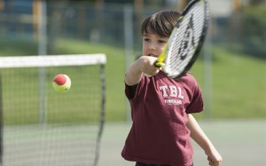 Trẻ chơi quần vợt từ nhỏ có xương chắc khỏe hơn