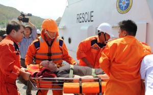 Cứu một người nước ngoài nguy kịch trên biển