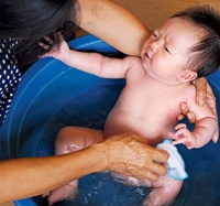 Cách vệ sinh rốn của mẹ có con suýt chết sẩy