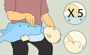 Trẻ bị hóc thạch nên làm gì?