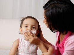 Con sinh bệnh vì mẹ quá sạch?