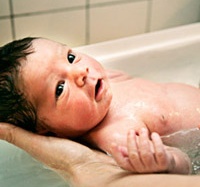 Mẹ khéo tắm lá bé hết rôm sảy