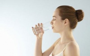 Uống 3 lít nước/ngày để tránh sỏi đường tiết niệu