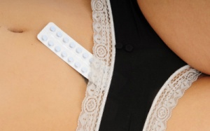 Thuốc tránh thai ảnh hưởng thế nào đến chuyện chăn gối?