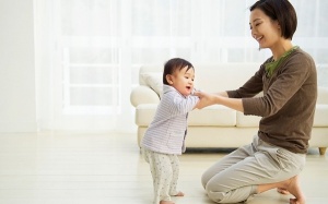 Trò chơi kích thích trí thông minh cho bé 9 – 10 tháng tuổi