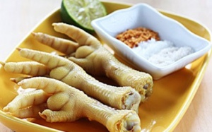 Chân gà luộc thuốc Bắc 'lai rai' xem World Cup