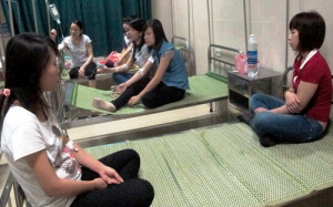 Thức ăn nhiễm khuẩn làm hơn 100 công nhân nhập viện