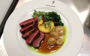 Ức vịt áp chảo kèm xốt nâu