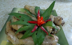 Chân gà hấp rau răm