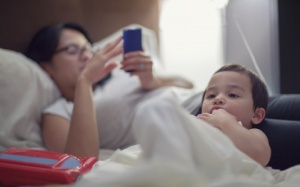 10 thói quen bố mẹ cần tránh