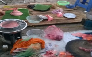 Xem gói giò tại chợ, khỏi dám ăn