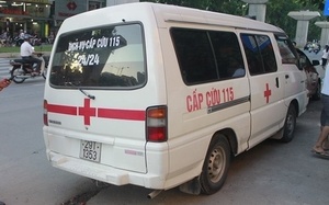 'Tự chế' xe cấp cứu chở bệnh nhân ngay giữa Thủ đô
