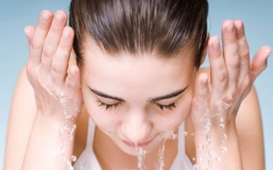 Mẹo hay chăm sóc da mụn mùa hè