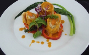 Gà cuốn thịt xông khói sốt tiêu