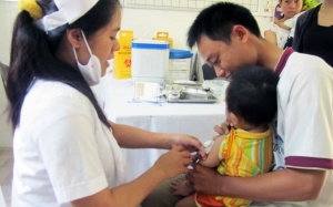 Cho trẻ tiêm vaccine viêm não Nhật Bản đúng lịch