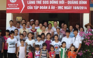 Tập đoàn Á Âu – IMC tặng quà cho trẻ em Làng trẻ SOS Đồng Hới