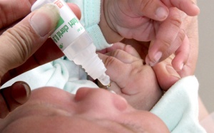 Bé 29 tháng ngộ độc thuốc nhỏ mũi