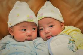 Cặp song sinh ra đời cách nhau... 1 tháng