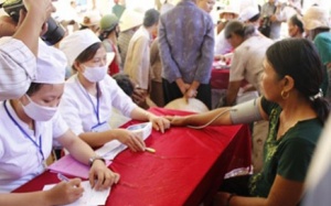 Y tế vượt sóng gió đến với ngư dân