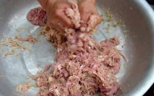 Nguy cơ nhiễm bệnh từ “đặc sản” của làng