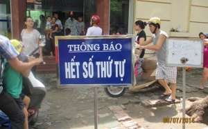 Có khi phải xếp hàng 3 ngày mới tiêm được cho con