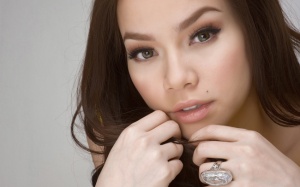 Tự tẩy nốt ruồi: Nên hay không?