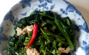 Cải bó xôi xào thịt: Nhanh, nhiều dinh dưỡng