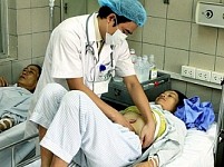 Đua nhau tắm trắng để... vào viện!