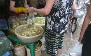 Ăn dưa, cà muối đựng trong thùng sơn: Có thể bị ung thư?