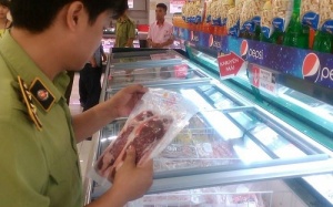 Tạm giữ nhiều hàng hóa tại Lotte Mart Đống Đa - Hà Nội