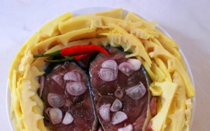 Cá ngừ kho măng chua: Sự kết hợp của biển và rừng