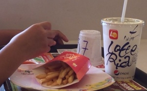 Nghi gây ung thư, đồ ăn nhanh vẫn nườm nượp khách