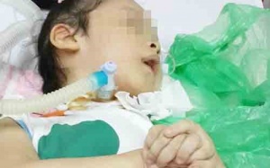 Xót xa bé gái bị teo cơ tủy sống