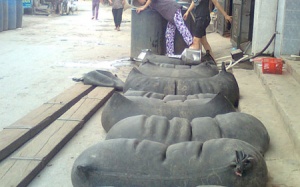 Thất kinh dùng săm ô tô để đựng rượu