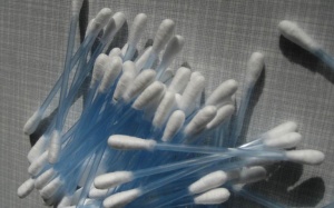 Nguy hại không ngờ từ tăm bông kém chất lượng