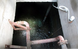 Bùn đất, nước thải trong bể nước ngầm