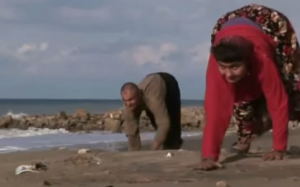 'Tiến hóa ngược' khiến người đi như vượn