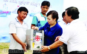Bộ trưởng Bộ Y tế trao tặng tủ thuốc cho ngư dân Hà Tĩnh