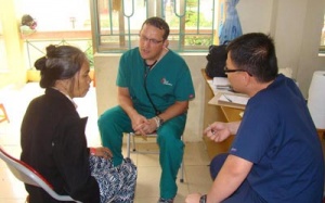 Đoàn bác sỹ Mỹ khám bệnh miễn phí cho người nghèo