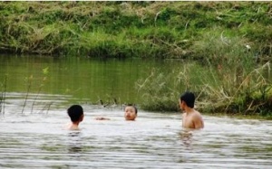 Hai trẻ chết đuối thương tâm khi đi tắm suối