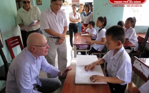 Tổng lãnh sự Australia thăm các đơn vị nhận viện trợ