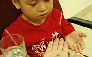 Trẻ nhập viện: Do uống thuốc tiêu chảy quá liều