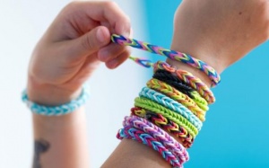 Vòng tay dây nịt chứa chất gây vô sinh