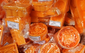 Bát nháo khuôn làm bánh Trung thu