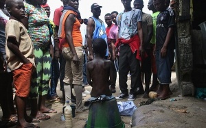 Nghi nhiễm Ebola, em bé bị bỏ mặc giữa đường